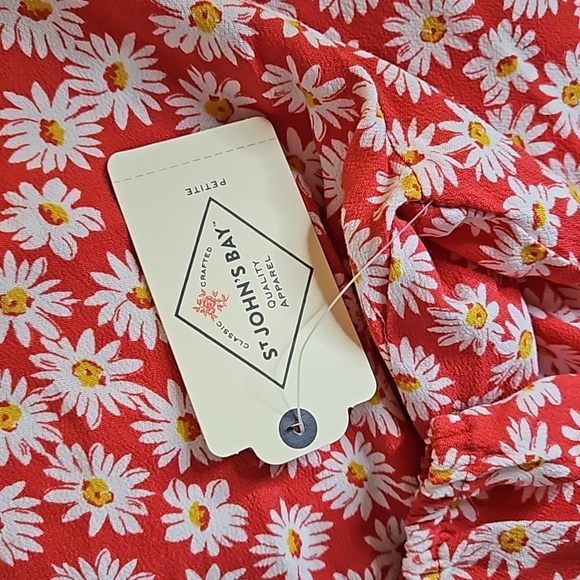 St. John's Bay Petites 3/4 Sleeve Blouse Red Daisy Print Size PS NWT - Picture 8 of 9